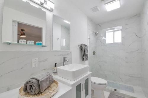 Design District! Gated 6 Bed 4 Bath Home W/parking 415/417