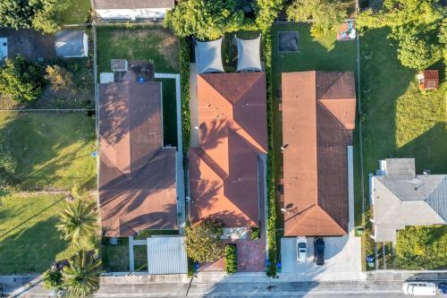 Design District! Gated 6 Bed 4 Bath Home W/parking 415/417