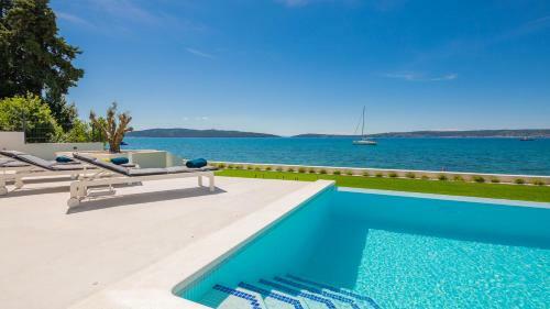 Beachfront Villa The View With Pool
