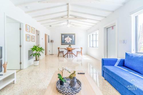 Newly Renovated Space In Miami Biscayne Park Area!