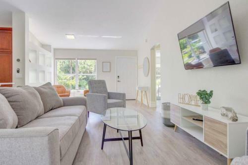 Hot Tub, Breakfast, Game Room, & Close To Beaches