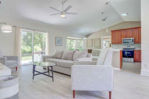 Hot Tub, Breakfast, Game Room, & Close To Beaches