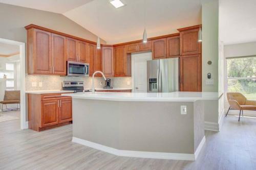 Hot Tub, Breakfast, Game Room, & Close To Beaches