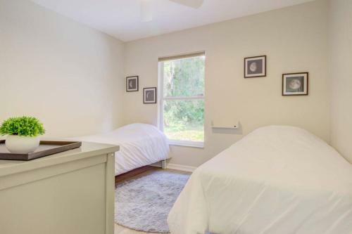 Hot Tub, Breakfast, Game Room, & Close To Beaches