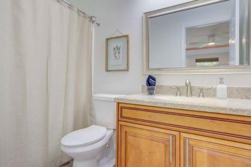 Hot Tub, Breakfast, Game Room, & Close To Beaches