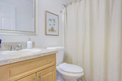 Hot Tub, Breakfast, Game Room, & Close To Beaches