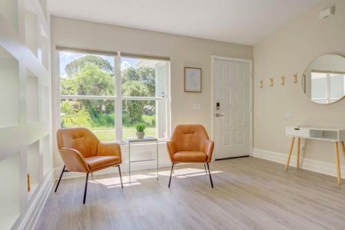 Hot Tub, Breakfast, Game Room, & Close To Beaches