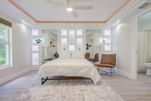 Hot Tub, Breakfast, Game Room, & Close To Beaches