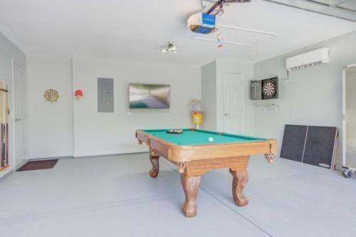 Hot Tub, Breakfast, Game Room, & Close To Beaches