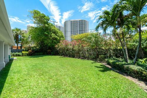 Steps To Beach! Luxe Stay/chef's Kitchen, Bbq & Lanai