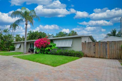 Beach Town Paradise W/ Heated Pool And Tiki