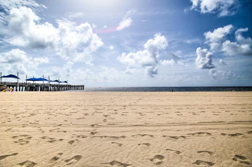Upscale Home With Hot Tub About 1 Mi To Pompano Beach!