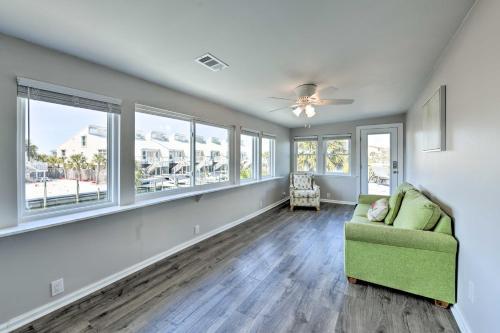 Bright And Chic Pensacola Townhouse With Sunroom!