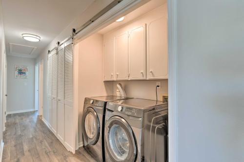 Bright And Chic Pensacola Townhouse With Sunroom!