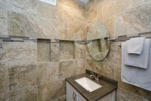 Canal 315 - Right In Siesta Key Village!