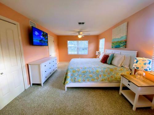 Coral Skies Over Siesta Key - Spacious One Level, Pet Friendly With A Pool!