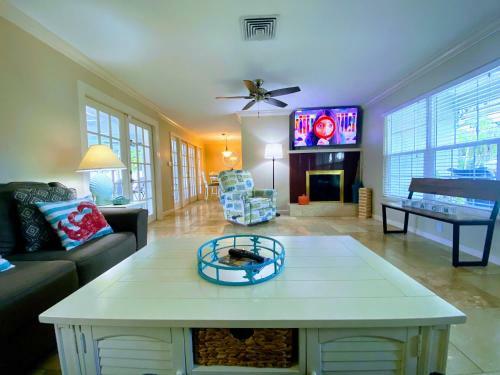 Coral Skies Over Siesta Key - Spacious One Level, Pet Friendly With A Pool!