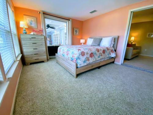 Coral Skies Over Siesta Key - Spacious One Level, Pet Friendly With A Pool!