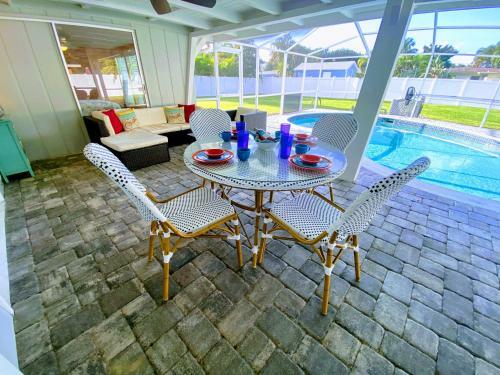 Coral Skies Over Siesta Key - Spacious One Level, Pet Friendly With A Pool!