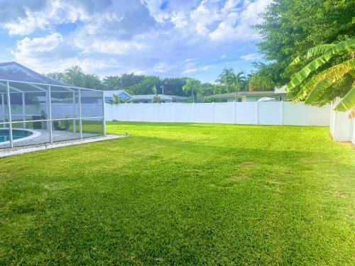 Coral Skies Over Siesta Key - Spacious One Level, Pet Friendly With A Pool!