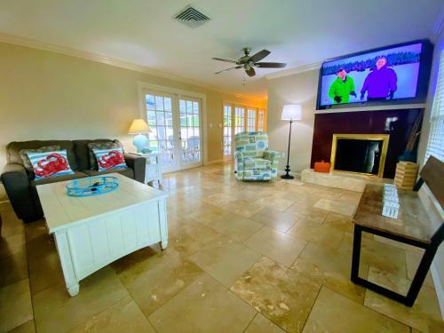 Coral Skies Over Siesta Key - Spacious One Level, Pet Friendly With A Pool!