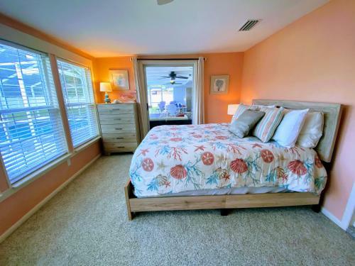 Coral Skies Over Siesta Key - Spacious One Level, Pet Friendly With A Pool!