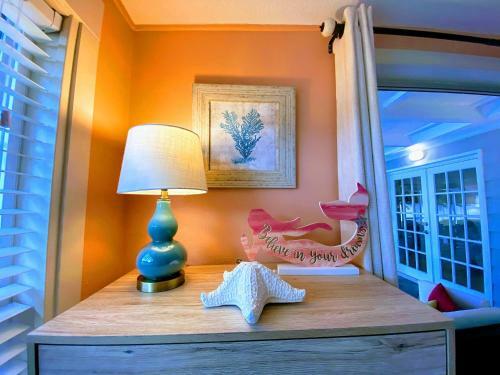 Coral Skies Over Siesta Key - Spacious One Level, Pet Friendly With A Pool!