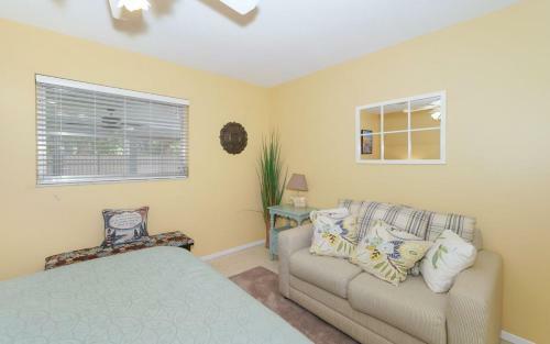 Short Distance To Beach, Shopping And Restaurants!