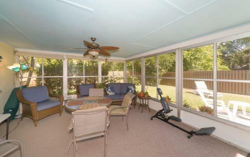 Short Distance To Beach, Shopping And Restaurants!