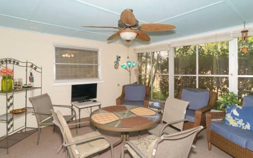 Short Distance To Beach, Shopping And Restaurants!