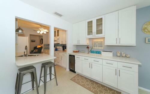 Short Distance To Beach, Shopping And Restaurants!