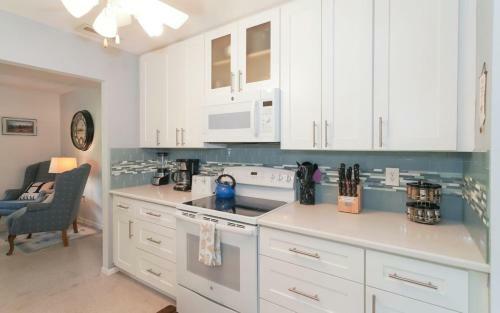 Short Distance To Beach, Shopping And Restaurants!