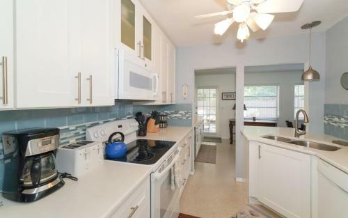 Short Distance To Beach, Shopping And Restaurants!