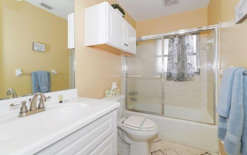 Short Distance To Beach, Shopping And Restaurants!