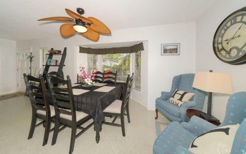 Short Distance To Beach, Shopping And Restaurants!