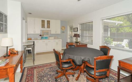 Short Distance To Beach, Shopping And Restaurants!