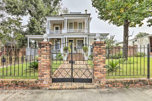 Central Albany Home With Covered Porch And Patio!