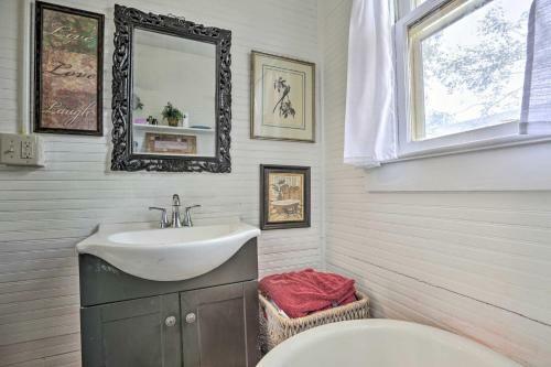 Central Albany Home With Covered Porch And Patio!