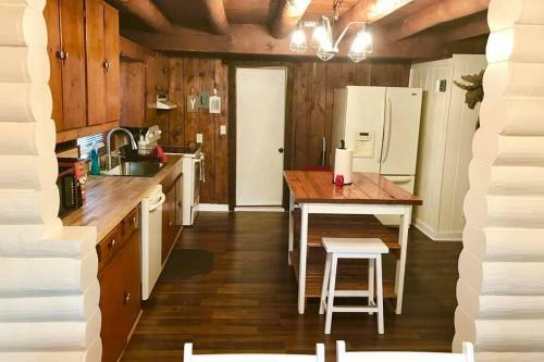 Spacious Cabin In The City*private Swimming Pool