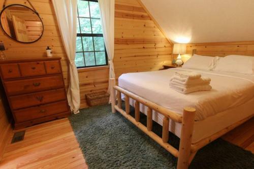 Mountain Top Retreat- Secluded, Firepit, Deck