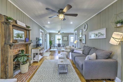 Chic Carrollton Cottage With Updated Interior!
