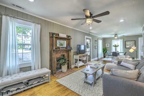 Chic Carrollton Cottage With Updated Interior!