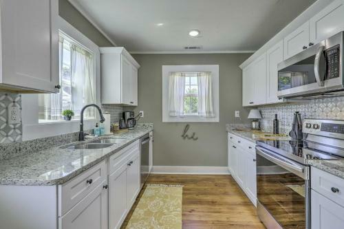 Chic Carrollton Cottage With Updated Interior!