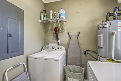 Chic Carrollton Cottage With Updated Interior!