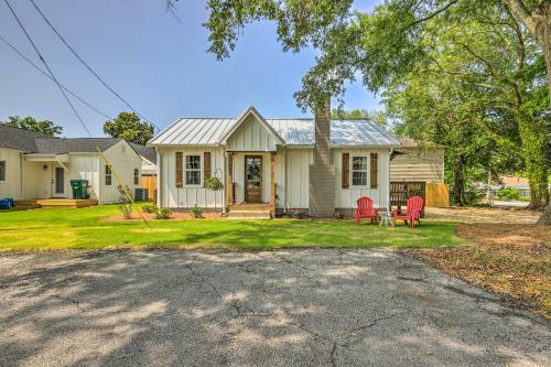 Chic Carrollton Cottage With Updated Interior!