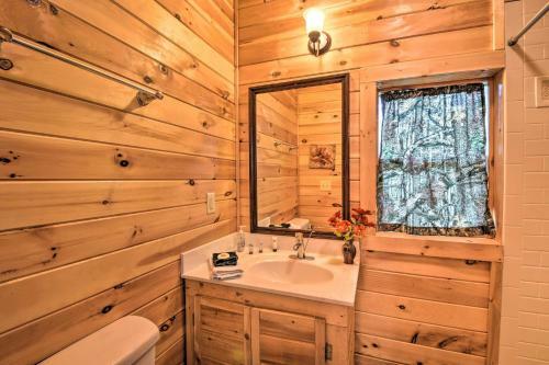 The Apple Dumpling Cabin Pool Table, Grill