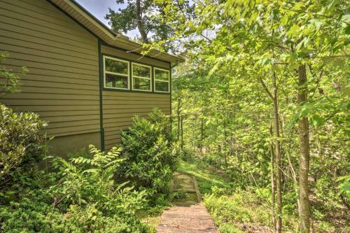 The Apple Dumpling Cabin Pool Table, Grill