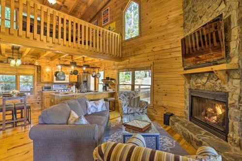 Lovely Log Cabin And Bunkhouse With Views And Yard!