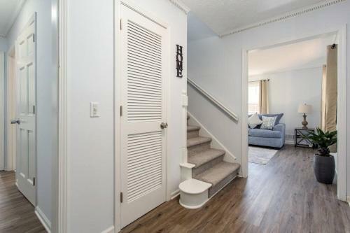 Lakefront Home-2car Garage-tvs-luxury Master Suite