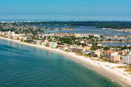 Paradise Found 5 Min Walk To Beach Block From Johns Pass Village